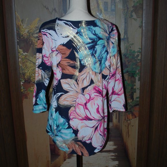 3/$30 - Floral Top w/Front Keyhole & Gold Striping - L - Picture 4 of 12